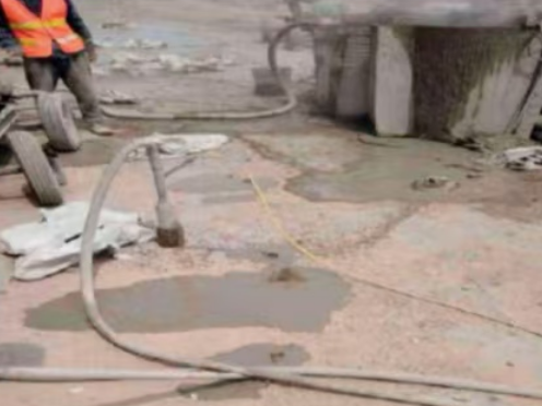 于洪水泥混凝土路面板底注浆技术 路面脱空注浆整治方案
