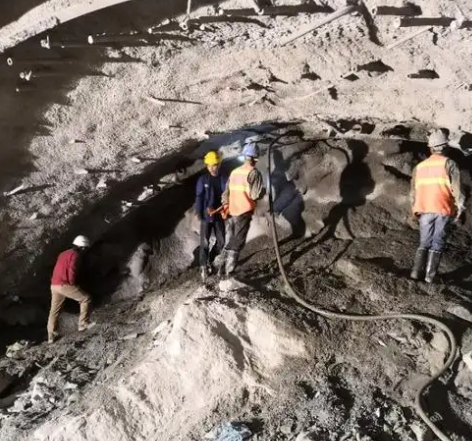 于洪拱顶带模注浆料的施工流程及注意事项